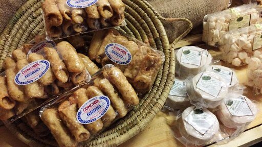 On the stands, we tasted the gorgeous pestiños from the Granada region. A pestiño is a Christmas pastry that is popular in Andalusia and other regions of Southern Spain. It is a piece of dough, deep fried in olive oil and glazed with honey or sugar.