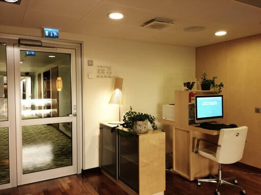 The Executive Lounge at Hilton Helsinki Airport has a computer & printer for guest use and a couple of TVs. Hilton Honors Platinum members also have access to the lounge regardless of the type of room they are staying in.