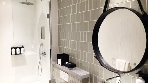 The Qanta London Lounge has six shower suites with rain shower & Aspar Aurora Spa toiletries.