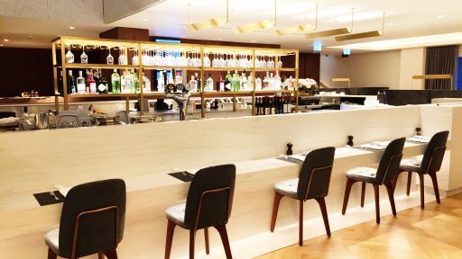 Qantas has its mandatory 'Rockpool dining experience' at the London lounge, which centres on the ground floor dining room's à la carte menu with table service, which is offered during select hours.